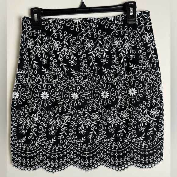LOFT Beautiful Floral Embroidered Scalloped Shift Skirt 2 - Picture 3 of 10